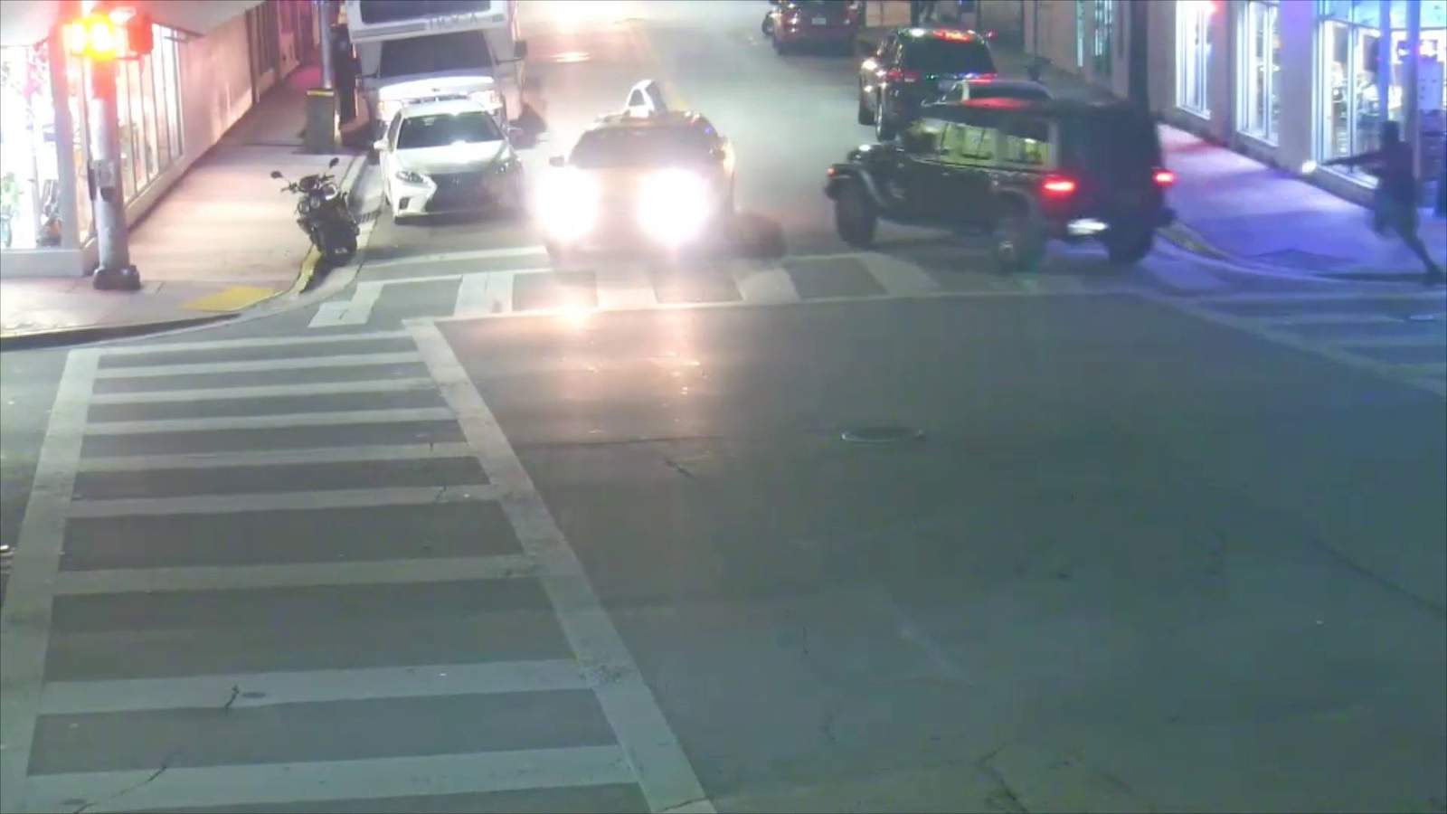 El video de vigilancia muestra al hombre disparando a Jeep ...