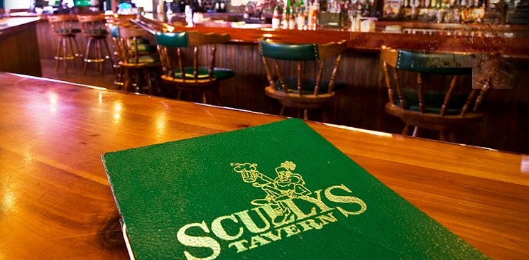 Buen encanto de la vieja escuela en Scully's.
