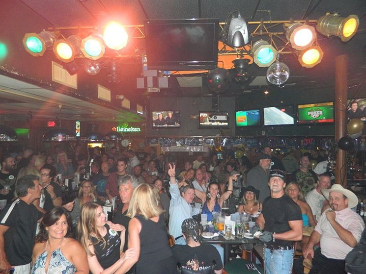 La multitud en Little Hoolie's.