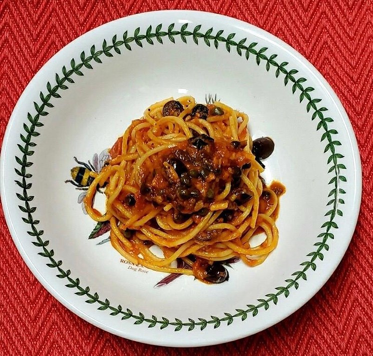 Pasta putanesca en el pilar de Coral Gables Caffe Abbracci.