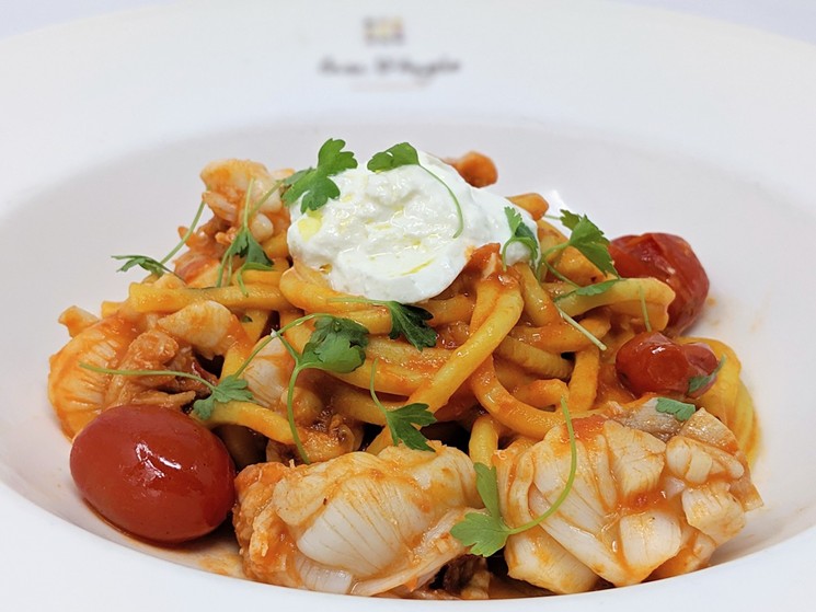 Chitarra con langosta y burrata en Casa D'Angelo.