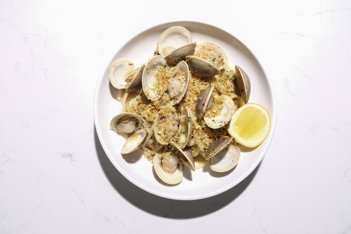 Plato blanco con pasta y almejas